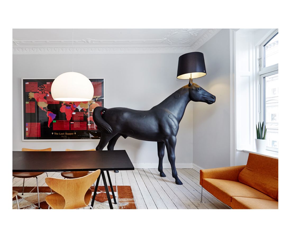 Фигура в интерьере. Светильник Moooi Horse. Торшер лошадь Moooi. Светильник Moooi лошадь. Moooi Horse Lamp дизайнер.